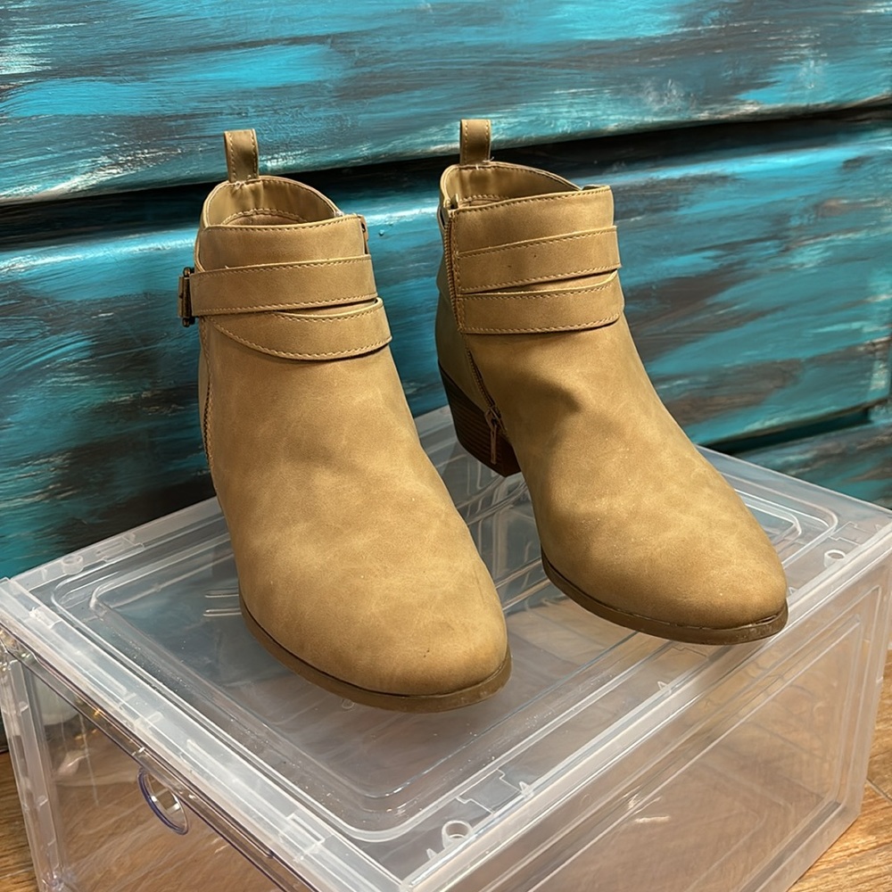A.n.a. Womens Lotus Dark Sand Ankle Boot NWT Size 11
